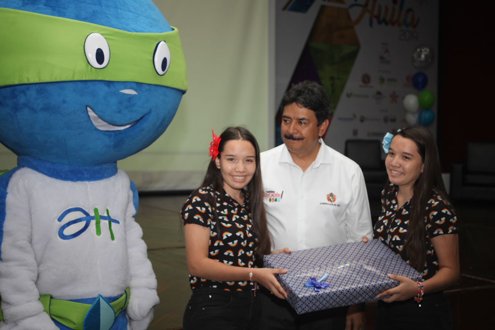 Gobernador del Huila premio a estudiantes que promueven buenas practicas ambientales